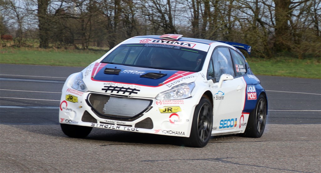 Martin Johansen, der bl.a. er støttet af Bjerrum Biler stiller til start i en meget potent Peugeot 208 R5 der meget vel kunne være feltets hurtigste ved Bjerrum Biler Rallytest.
(Foto: Allan Post)